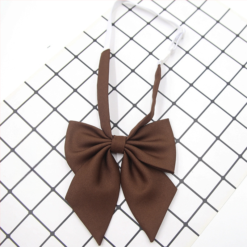 Na zalihi, japanski Jk školski stil, jednobojna mašna, crni šiljasti pernati cvijet za ovratnik, dijagonalni smeđi cvijet za djecu