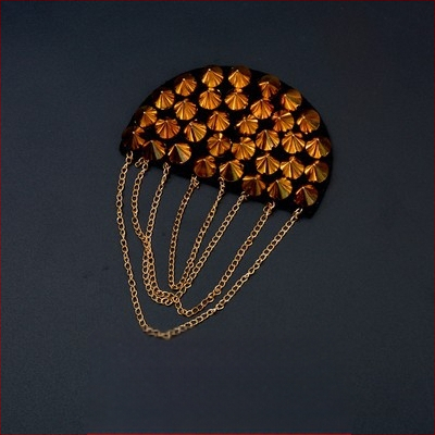 Užsienio prekyba, eksportas, sunkioji pramonė, vinis, karoliukai, kutai, antpečiai, ženkliukas, paltas, audinys, lipdukai, didelis prekės ženklas, mada, pasirodymas, asmenybė, drabužiai, dekoras, aksesuarai