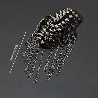 Užsienio prekyba, eksportas, sunkioji pramonė, vinis, karoliukai, kutai, antpečiai, ženkliukas, paltas, audinys, lipdukai, didelis prekės ženklas, mada, pasirodymas, asmenybė, drabužiai, dekoras, aksesuarai