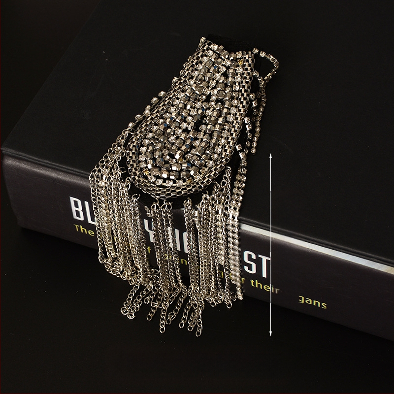 Užsienio prekyba, eksportas, sunkioji pramonė, vinis, karoliukai, kutai, antpečiai, ženkliukas, paltas, audinys, lipdukai, didelis prekės ženklas, mada, pasirodymas, asmenybė, drabužiai, dekoras, aksesuarai