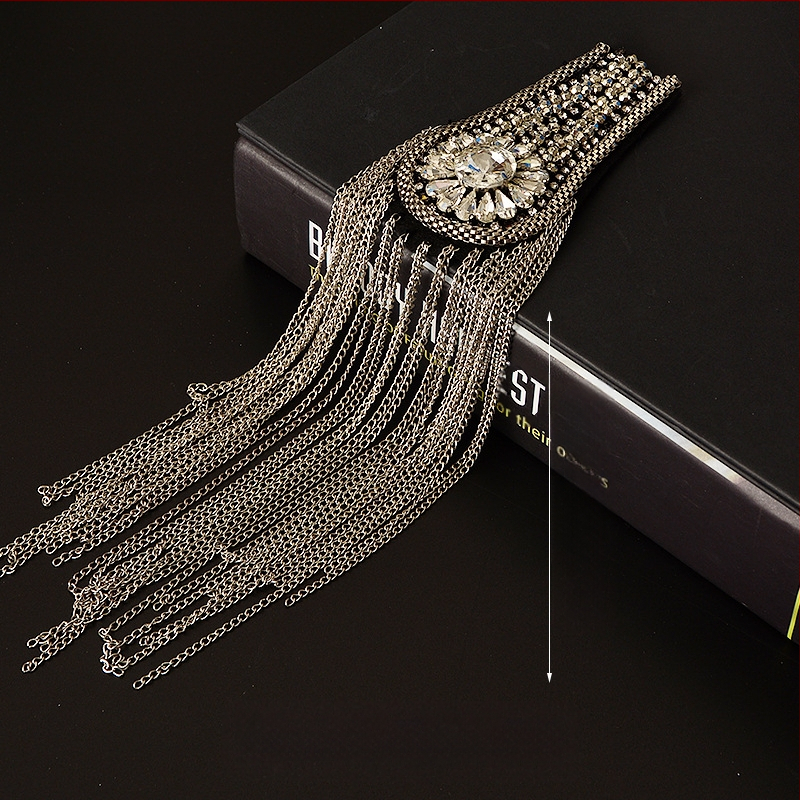 Užsienio prekyba, eksportas, sunkioji pramonė, vinis, karoliukai, kutai, antpečiai, ženkliukas, paltas, audinys, lipdukai, didelis prekės ženklas, mada, pasirodymas, asmenybė, drabužiai, dekoras, aksesuarai