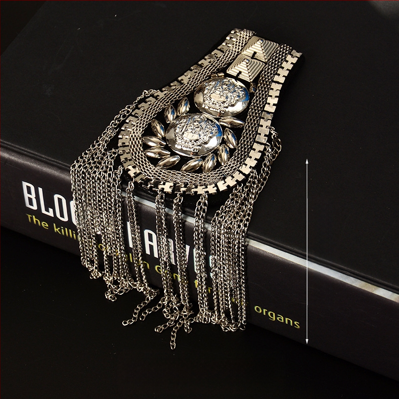 Užsienio prekyba, eksportas, sunkioji pramonė, vinis, karoliukai, kutai, antpečiai, ženkliukas, paltas, audinys, lipdukai, didelis prekės ženklas, mada, pasirodymas, asmenybė, drabužiai, dekoras, aksesuarai