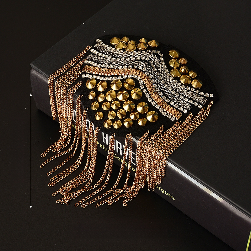 Užsienio prekyba, eksportas, sunkioji pramonė, vinis, karoliukai, kutai, antpečiai, ženkliukas, paltas, audinys, lipdukai, didelis prekės ženklas, mada, pasirodymas, asmenybė, drabužiai, dekoras, aksesuarai