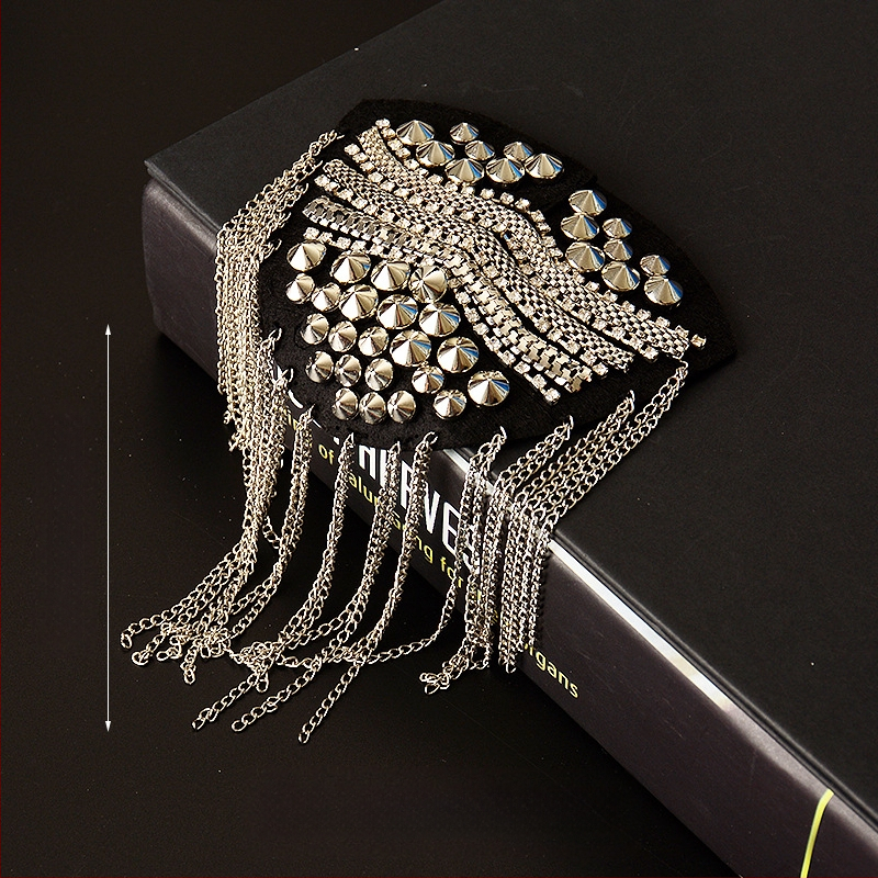 Užsienio prekyba, eksportas, sunkioji pramonė, vinis, karoliukai, kutai, antpečiai, ženkliukas, paltas, audinys, lipdukai, didelis prekės ženklas, mada, pasirodymas, asmenybė, drabužiai, dekoras, aksesuarai