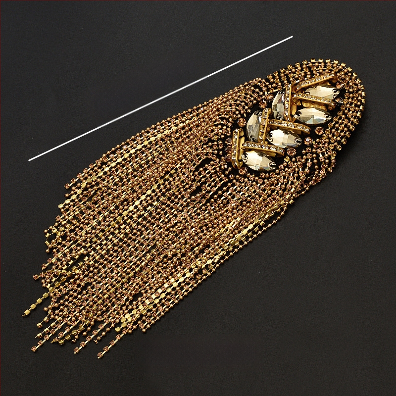 Užsienio prekyba, eksportas, sunkioji pramonė, vinis, karoliukai, kutai, antpečiai, ženkliukas, paltas, audinys, lipdukai, didelis prekės ženklas, mada, pasirodymas, asmenybė, drabužiai, dekoras, aksesuarai