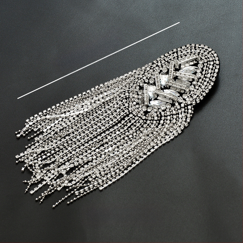 Užsienio prekyba, eksportas, sunkioji pramonė, vinis, karoliukai, kutai, antpečiai, ženkliukas, paltas, audinys, lipdukai, didelis prekės ženklas, mada, pasirodymas, asmenybė, drabužiai, dekoras, aksesuarai