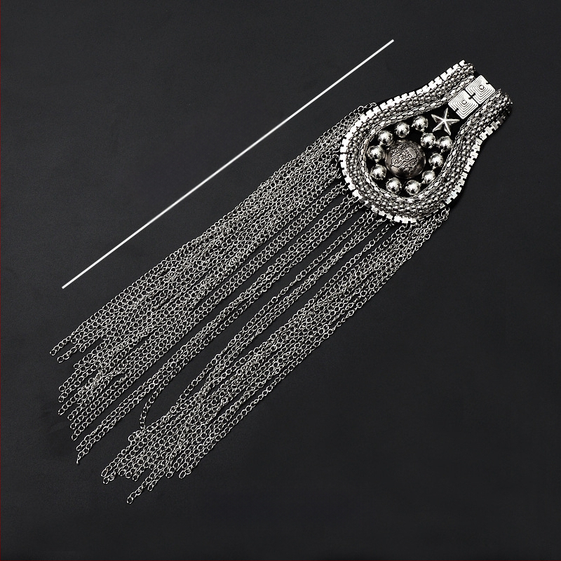 Užsienio prekyba, eksportas, sunkioji pramonė, vinis, karoliukai, kutai, antpečiai, ženkliukas, paltas, audinys, lipdukai, didelis prekės ženklas, mada, pasirodymas, asmenybė, drabužiai, dekoras, aksesuarai