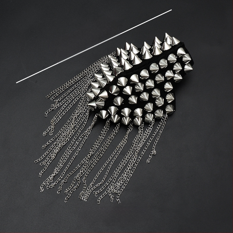 Užsienio prekyba, eksportas, sunkioji pramonė, vinis, karoliukai, kutai, antpečiai, ženkliukas, paltas, audinys, lipdukai, didelis prekės ženklas, mada, pasirodymas, asmenybė, drabužiai, dekoras, aksesuarai