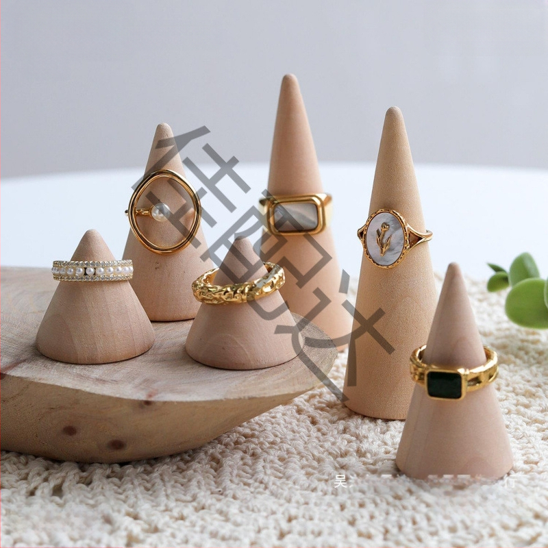 Täispuidust koonilise kujuga rõngaste vitriinalus ehetele ehete poodi, rõngaste hoiustamine, fotograafia poseerimise rekvisiidid, kaunistused