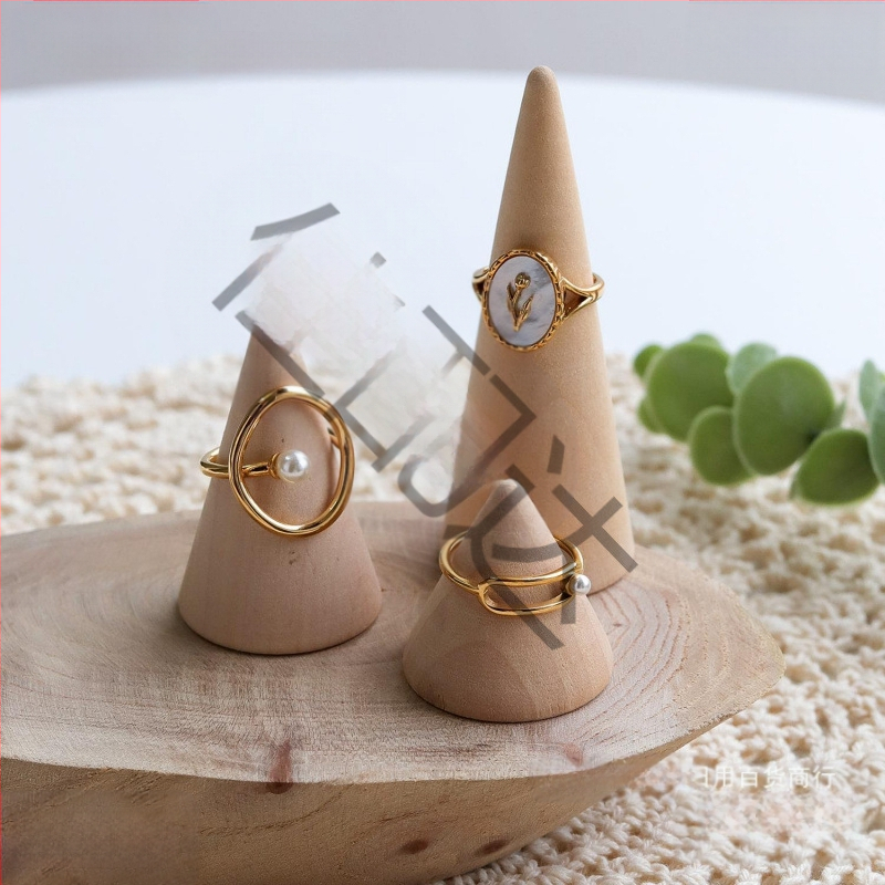 Täispuidust koonilise kujuga rõngaste vitriinalus ehetele ehete poodi, rõngaste hoiustamine, fotograafia poseerimise rekvisiidid, kaunistused