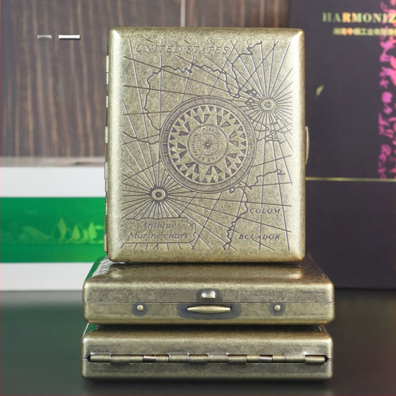 Uus pronksist kondenslillega 20-pakk metallist vasekimitatsiooniga sigaretikarpi, klapiga kinkekarbis, nikerdatud ja graveeritud, rõhukindel ja tolmukindel suitsetamiskomplekt