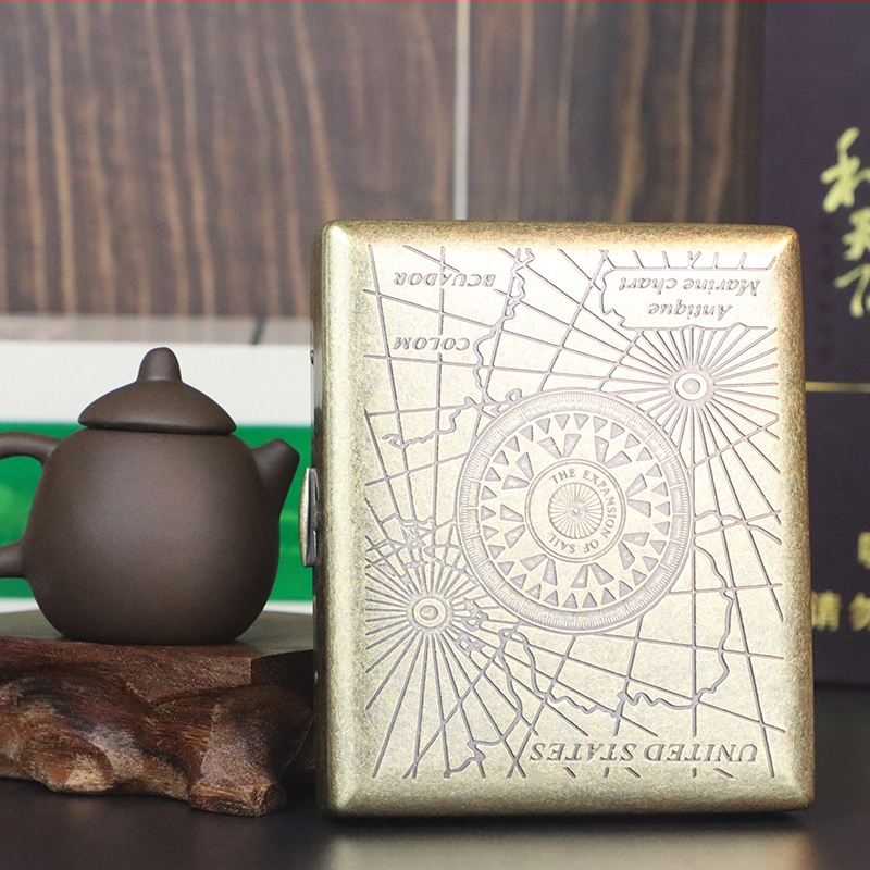 Uus pronksist kondenslillega 20-pakk metallist vasekimitatsiooniga sigaretikarpi, klapiga kinkekarbis, nikerdatud ja graveeritud, rõhukindel ja tolmukindel suitsetamiskomplekt