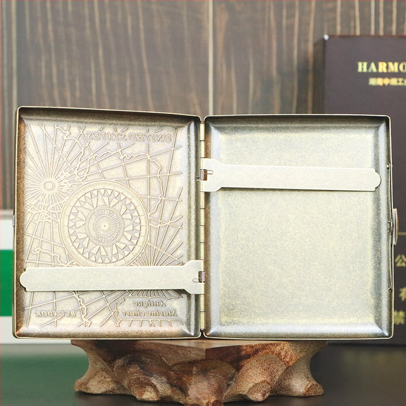 Uus pronksist kondenslillega 20-pakk metallist vasekimitatsiooniga sigaretikarpi, klapiga kinkekarbis, nikerdatud ja graveeritud, rõhukindel ja tolmukindel suitsetamiskomplekt