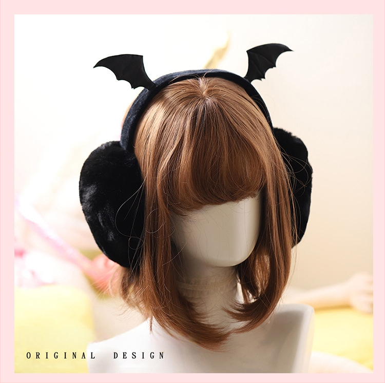 Išorinės pūkuotos šikšnosparnio sparno formos ausų pagalvėlės. Šiltos ausų apsaugos. Sulankstomas dizainas. Lengvai nešiojamas. Tamsus stilius.