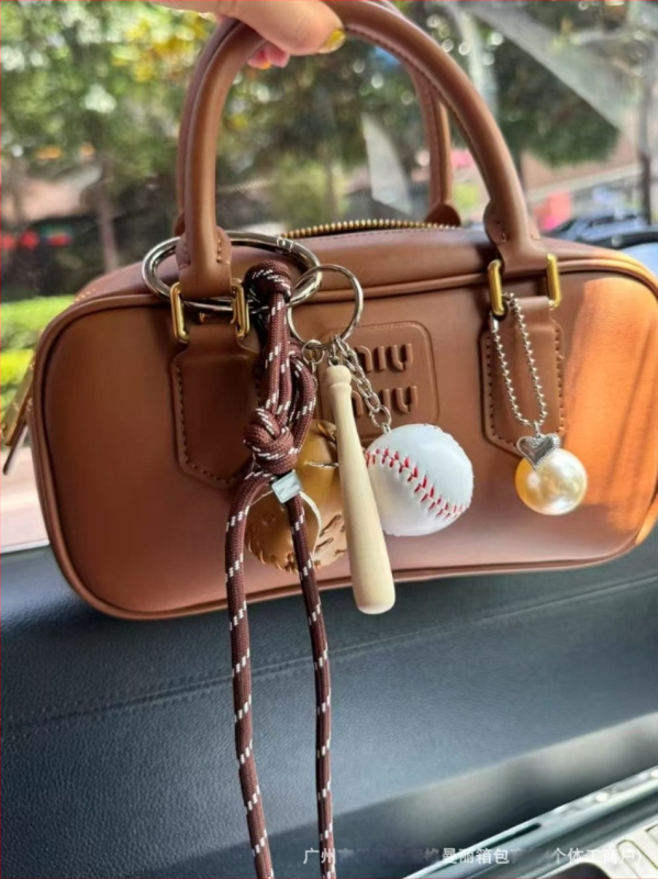 Rožinis/beisbolo takso formos rankinės pakabukas „Miu“ stiliaus nišinis retro stiliaus „Melard“ ekstremalaus minimalistinio rankinės pakabukas