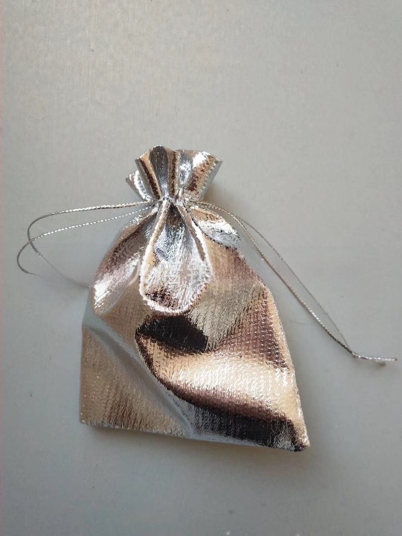 Kullast ja hõbedast riidest pingutusnööriga kottide piiriülene tarnimine