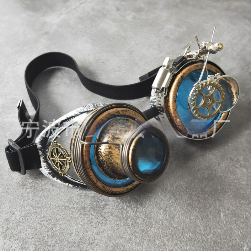 Tehase otsemüügis olevad steampunk-retroprillid, suurendusklaasid, rekvisiidid, kaitseprillid