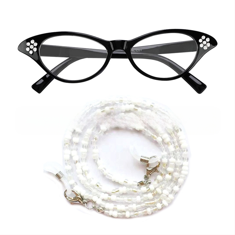 Devintajame dešimtmetyje – močiutės perukas, kvadratinis šalikas, akių formos vėrinys, kostiumo eskizas, sceninis pasirodymas.