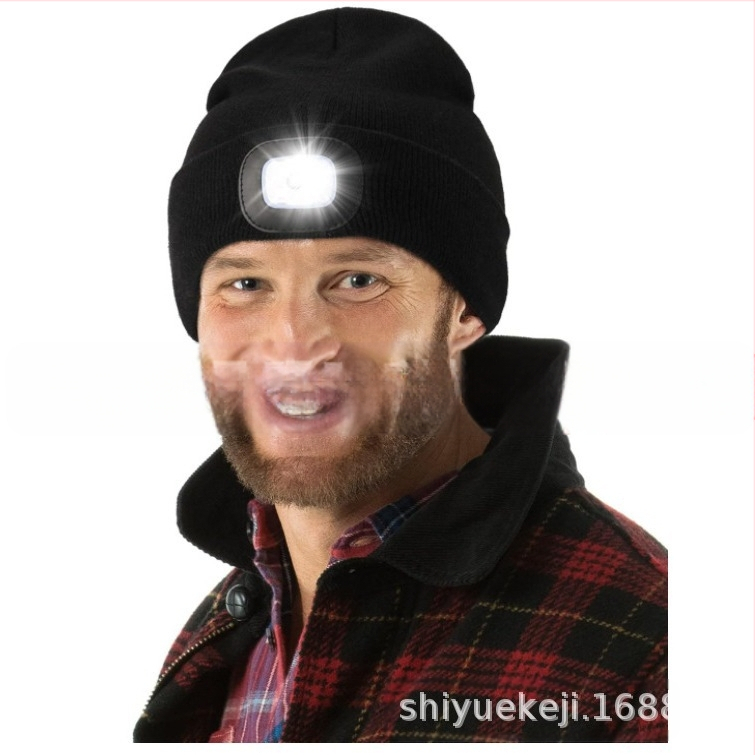 Šviesą skleidžianti šilta megzta kepurė su europietiška ir amerikietiška LED lempute, apšviečianti kepurę.