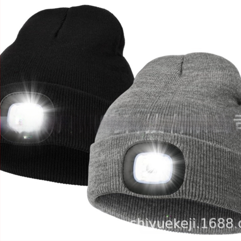Šviesą skleidžianti šilta megzta kepurė su europietiška ir amerikietiška LED lempute, apšviečianti kepurę.