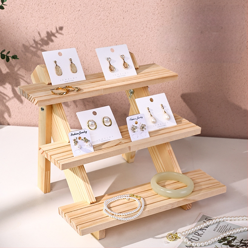 Papuošalų demonstravimo lentyna, medžio masyvo stalviršis, auskarai, papuošalų laikymo lentyna, papuošalų apyrankės, auskarų prekystalis su laiptuotu demonstravimu