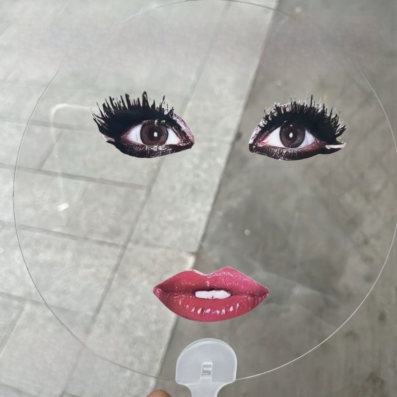 Piroska könyvkoncert Ladygagával Klassz nyári rajongók Ajándékok küldése barátoknak Bemelegítő dobókocka-rajongók