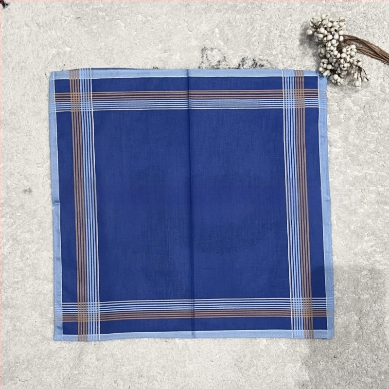 Vyriškas klasikinis dryžuotas tamsios spalvos siūlais dažytas medvilninis rankšluostis, prakaitą sugeriantis rankšluostis, kišeninis kostiumo krepšys, senas rankšluostis