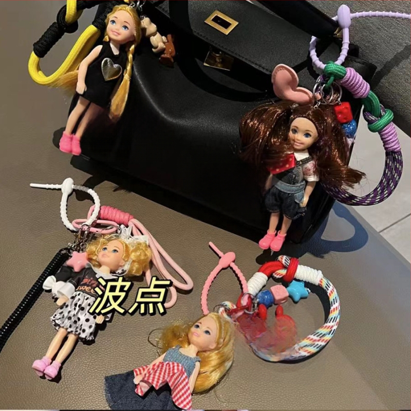 Tarpvalstybinis Jiang Paris ponia Yesha su mielu Barbie lėlės krepšiu ir pakabuku ant automobilio, raktų pakabuku ant riešo.