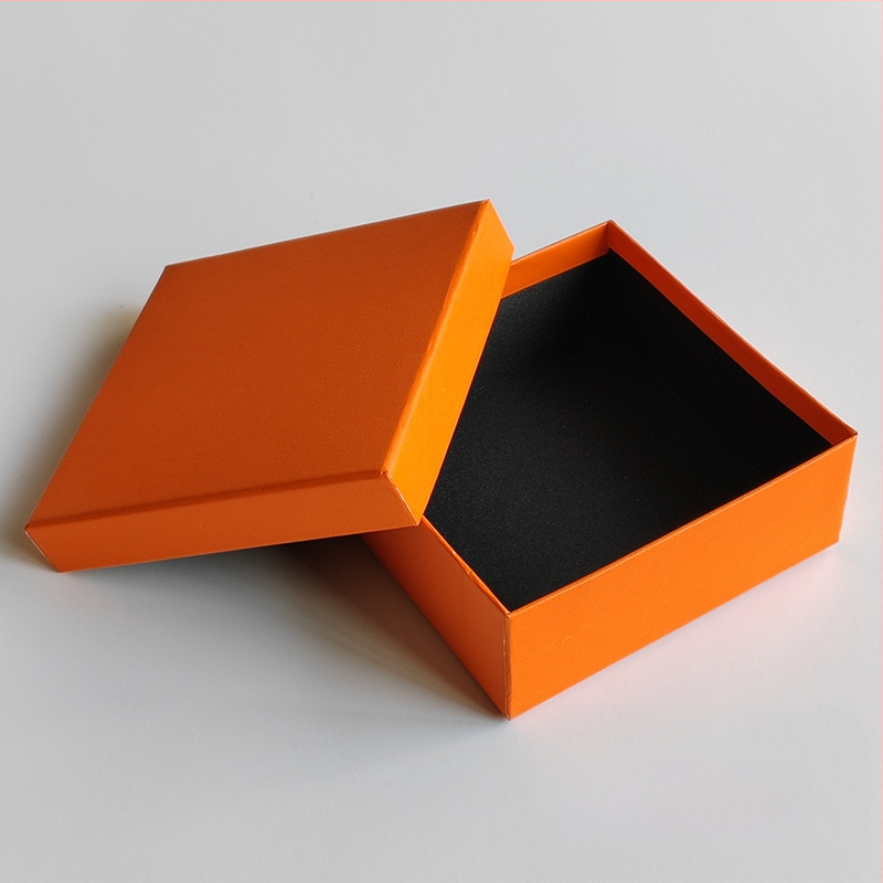 Universali diržo dėžutė Juoda dangaus ir žemės dangčio kartoninė dėžutė, pakuojanti dovanų dėžutę, kvadratinė. Įdegio formos butikinė diržo dėžutė, didmeninė prekyba.