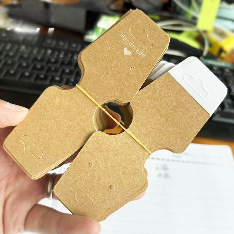 Papuošalų kortelė, perlenkta per pusę su lipnia kortele, lipni „Liftas Love“ rankų darbo papuošalų demonstravimo kortelė, skirta tarpvalstybiniam sprogimui, yra sandėlyje.