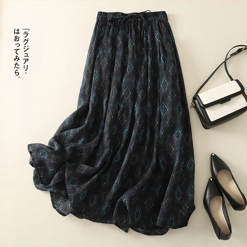 Valódi felvétel egy nyári új retró, lezser, sokoldalú, rami mintás, kétrétegű szoknyáról