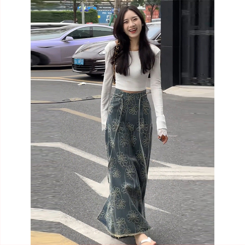 Dögös lányos elegáns, hátul kivágott, csipkés, hosszú ujjú póló, hímzett, farmerszoknya 2025 tavaszi és nyári új, kétrészes szett