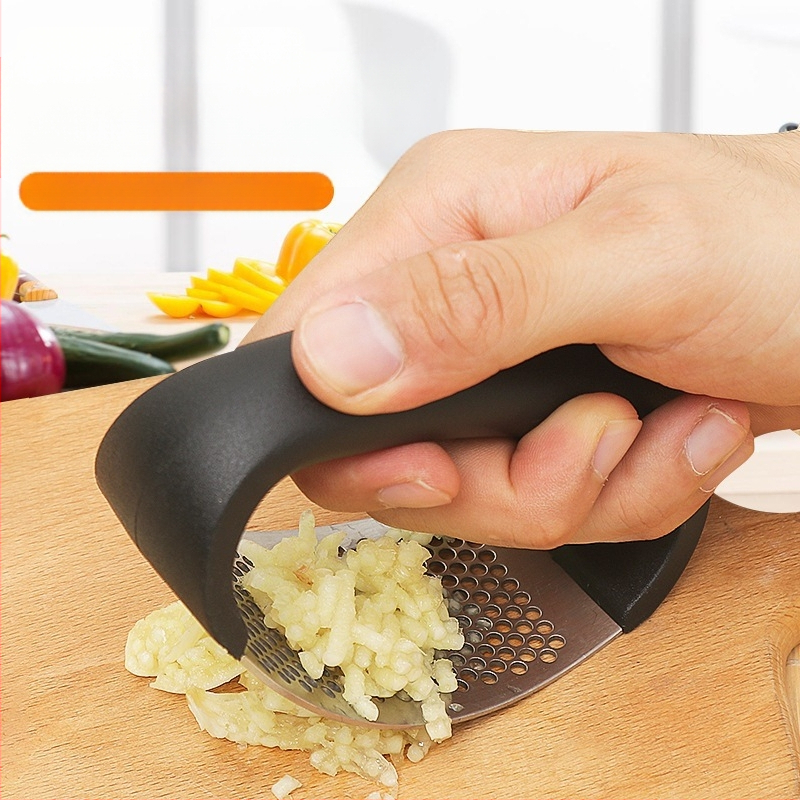 Rankinis žiedinis česnakų presas – tai storo 304 nerūdijančio plieno virtuvės česnakų presavimo ir malimo rinkinys.