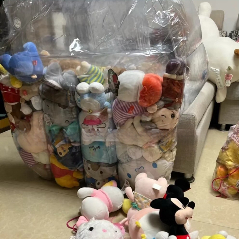 Gamykloje paruošta pripučiama interneto įžymybių nuotraukų sofa, užpildyta vandeniu, pripučiama sofa su daiktadėže