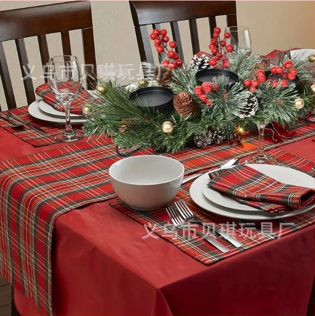 Karácsonyi határokon átnyúló karácsonyi díszek díszek asztali gyertyatartó piros tobozokkal fenyőtoboz étkezőasztal parti