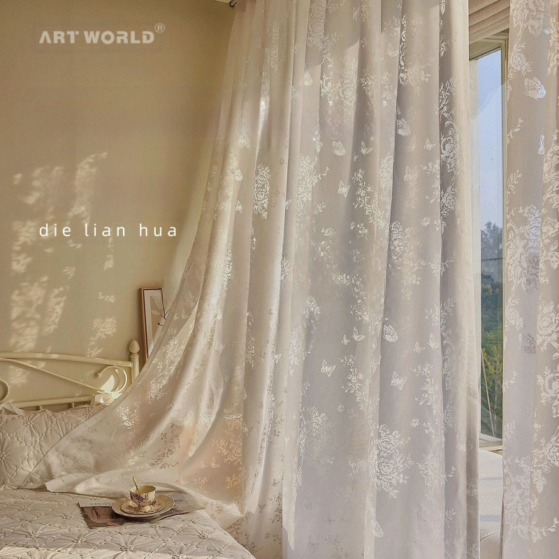 Svajingos prancūziško stiliaus meniškos užuolaidos su gėlėtomis permatomomis užuolaidomis svetainei ir miegamajam, langai nuo grindų iki lubų, rožinis drugelis, rokoko stiliaus permatomos langinės