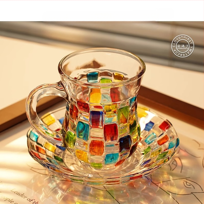 Ziemeļvalstu stila ar rokām apgleznota krāsaina stikla krūze, krāsota sulas krūze, kafijas krūze, viskija krūze, nišas krūze, kristāla