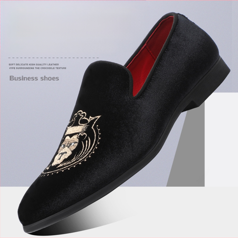 2023. aasta uued väikesed nahkkingad Briti hingavad vabaaja oakujulised meeste kingad Korea trendikad tikitud nahkkingad terve põlvkonna juustest