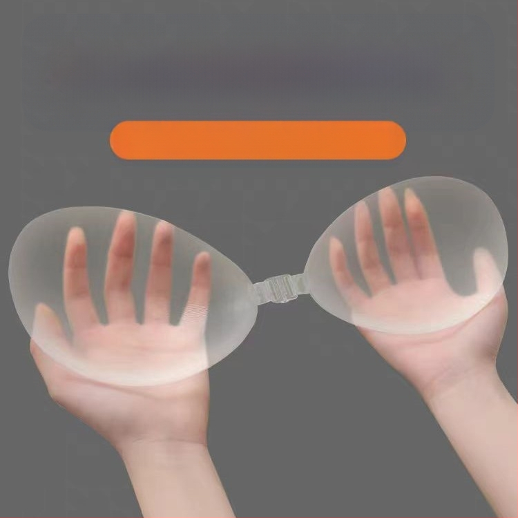 Permatomas lipdukas ant krūtinės, su klostėmis, didele priekine sagtimi, seksualus, lipnus, vandeniui atsparus, nematomas ir be pėdsakų, krūtų lipdukas