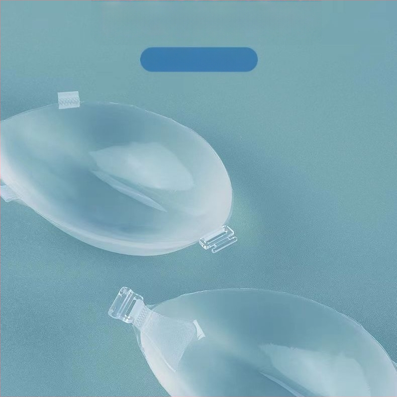 Permatomas lipdukas ant krūtinės, su klostėmis, didele priekine sagtimi, seksualus, lipnus, vandeniui atsparus, nematomas ir be pėdsakų, krūtų lipdukas