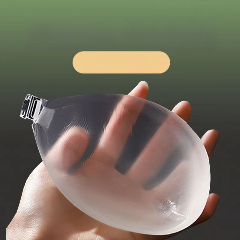 Permatomas lipdukas ant krūtinės, su klostėmis, didele priekine sagtimi, seksualus, lipnus, vandeniui atsparus, nematomas ir be pėdsakų, krūtų lipdukas