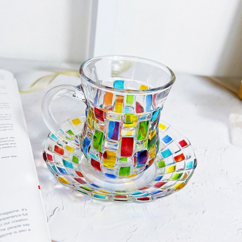 Spalvotas, rankomis dažytas stiklinis puodelis, kavos puodelis, vandens puodelis su rankena, arbatos puodelis, lėkštutė, puodelis, dviejų dalių rinkinys, namų apyvokos reikmenys