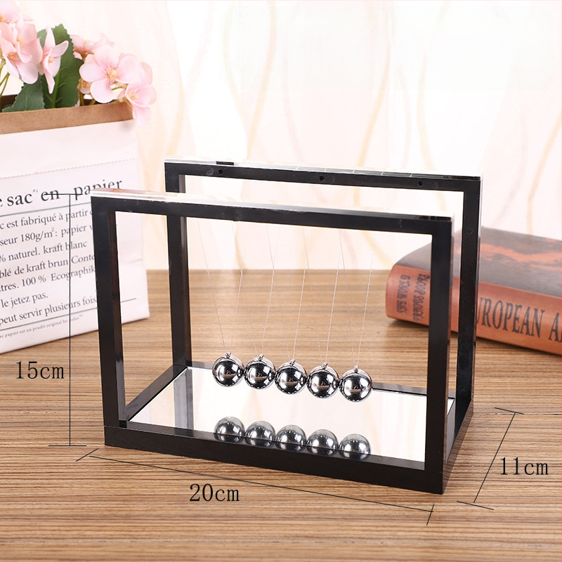 Loomingulised kaunistused, klaasist peegel, Newtoni pendel, piljardikuul, füüsikaseadus, löögitasakaalupall, õpetajapäeva kingitus õpilasele