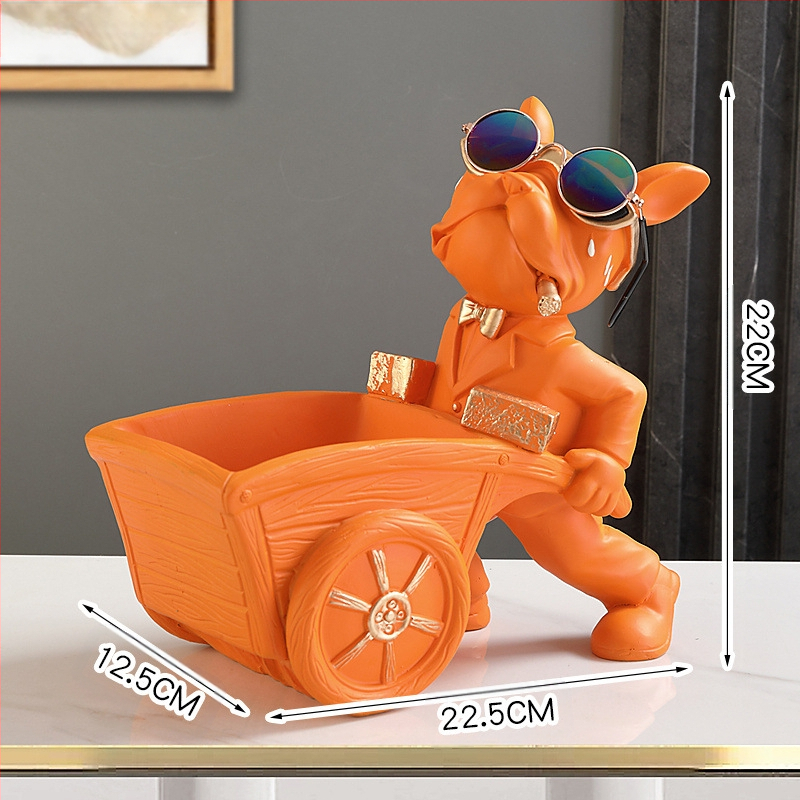 Modernūs suasmeninti madingi namų aksesuarai, įėjimo durų raktas, nuotolinio valdymo pultas, užkandžiai, buldogo šuns laikymo papuošalai