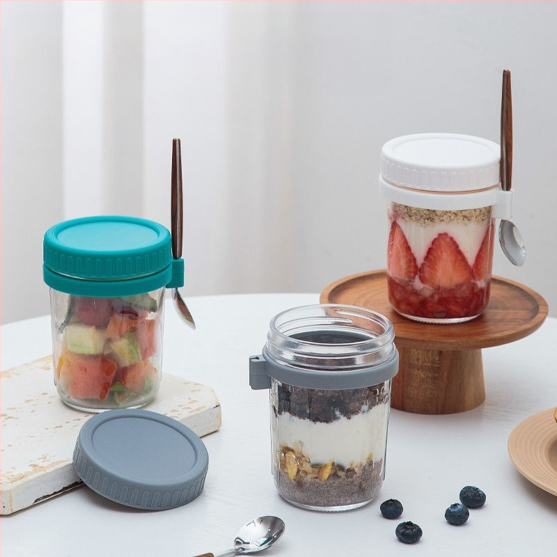 Határokon átnyúló nagykereskedelmi zabpelyhes pohár, elegáns reggelizőpohár kanállal, joghurtos pohár, hordozható saláta turmix, tejespohár