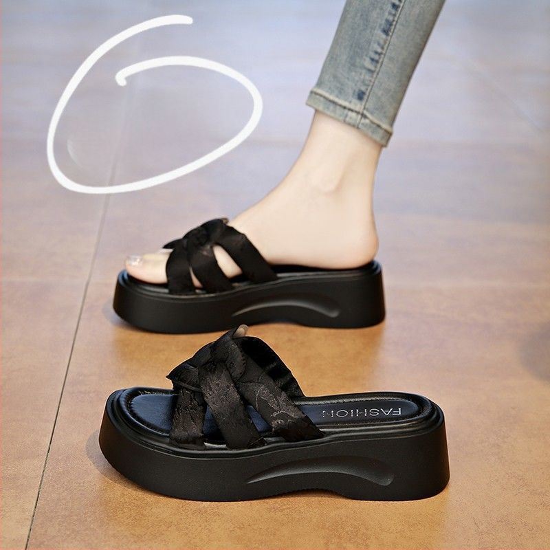 Kiváló vastag talpú női szandálok kültéri viseletre 2025-ös nyári új, csúcskategóriás strandpapucsok szoknyával