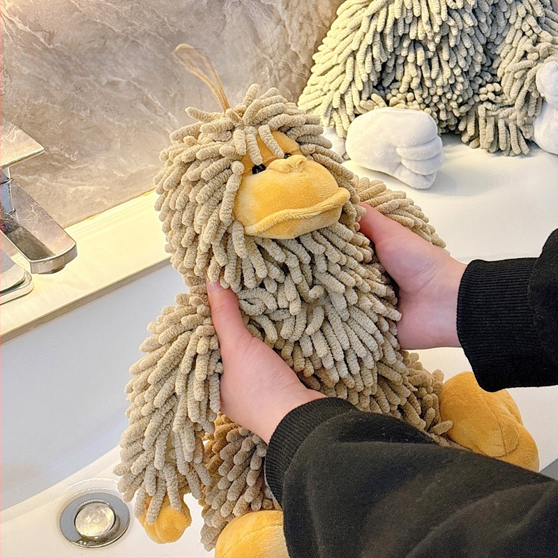 Miela trimatė šenilinė lėlė, rankinis, virtuvė, vonios kambarys, itin sugerianti nosinė, pakabinamas rankšluostis, rankšluostis