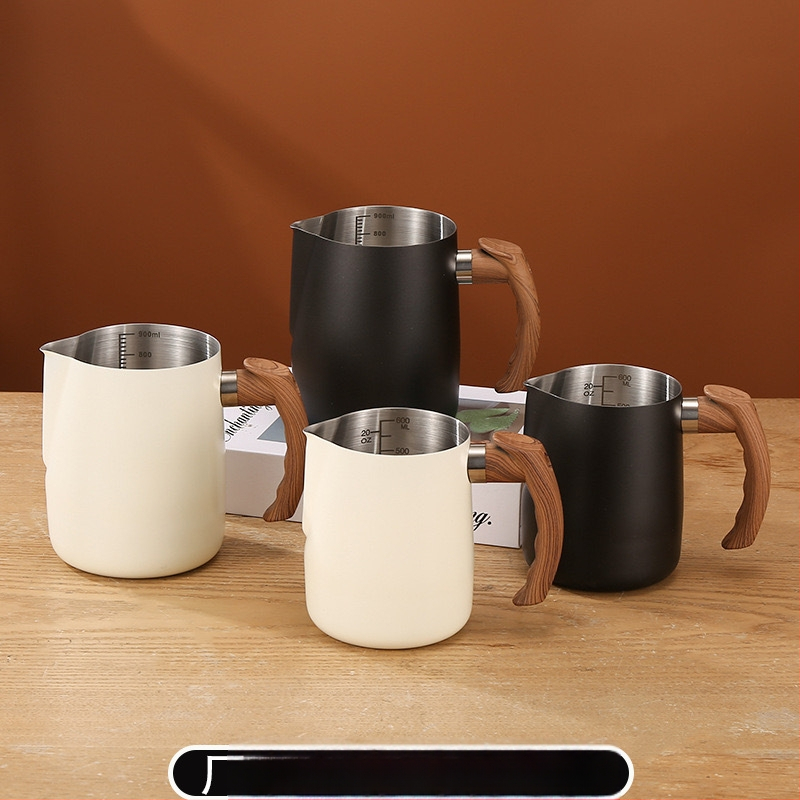 Ceașcă de cafea Latte Art din oțel inoxidabil certificat transfrontalier FCM, cu mâner din lemn, cu scală interioară, cilindru Latte Art cu gură îngroșată și ascuțită, în stoc