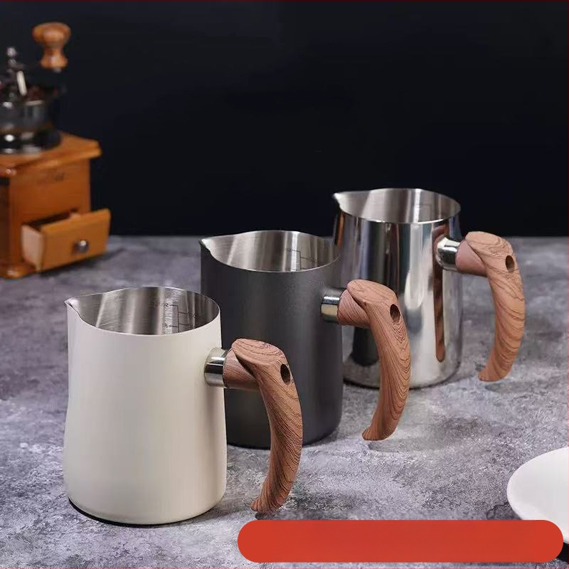 Ceașcă de cafea Latte Art din oțel inoxidabil certificat transfrontalier FCM, cu mâner din lemn, cu scală interioară, cilindru Latte Art cu gură îngroșată și ascuțită, în stoc