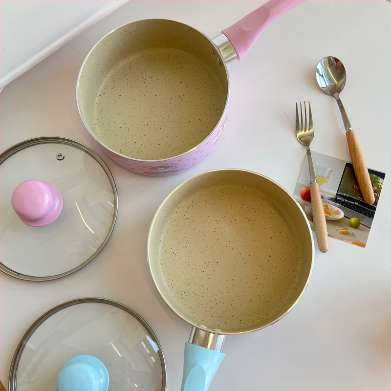 Japoniškas kreminis kulomi su didelėmis ausimis, Merlot padažu, nepridegančia keptuve su dangčiu, makaronų kepimo indu, keptu kiaušiniu, pieno keptuve, sriubos puodu